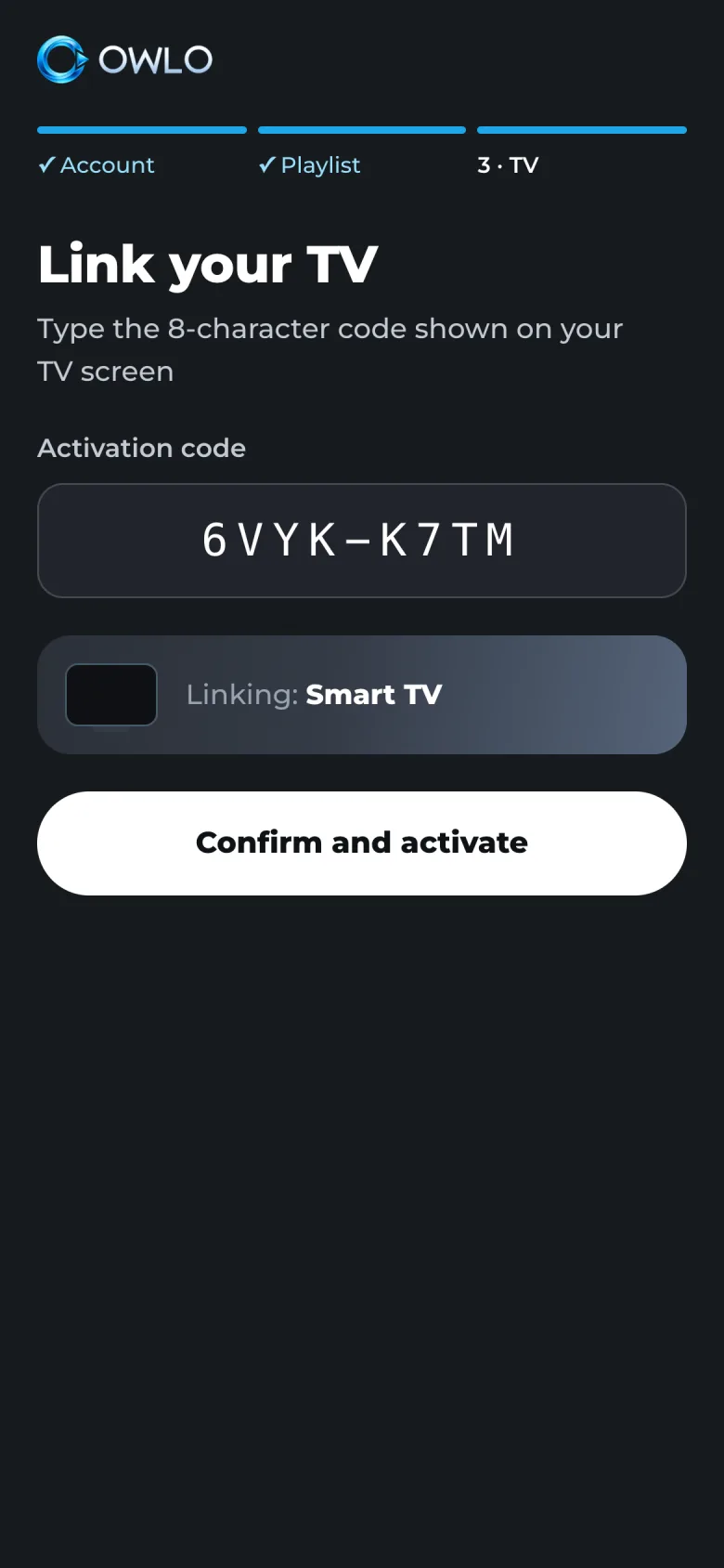 هاتف يمسح رمز QR الظاهر على التلفزيون